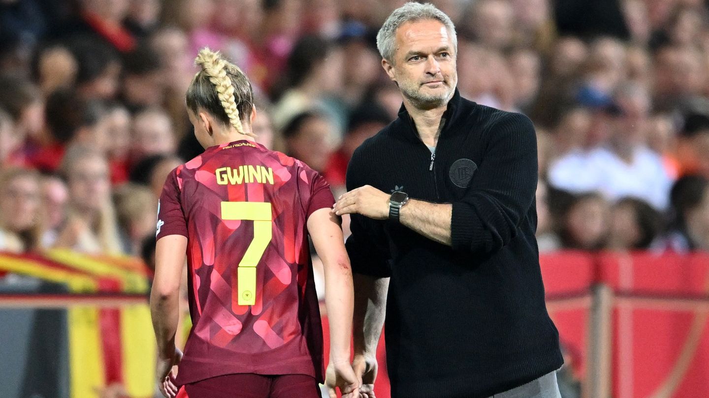 Bundestrainer Christian Wück (r/mit Kapitänin Giulia Gwinn) verlängerte seinen Vertrag langfristig. (Archivbild) Foto: Carmen Ja