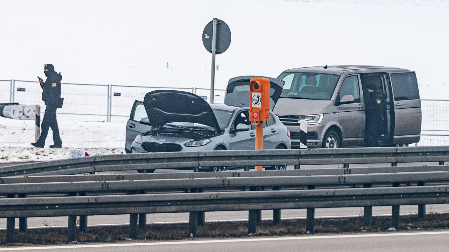 Polizisten hatten den Wagen nachts auf der Autobahn 3 bei Wiesent (Landkreis Regensburg) gestoppt. Foto: Armin Weigel/dpa