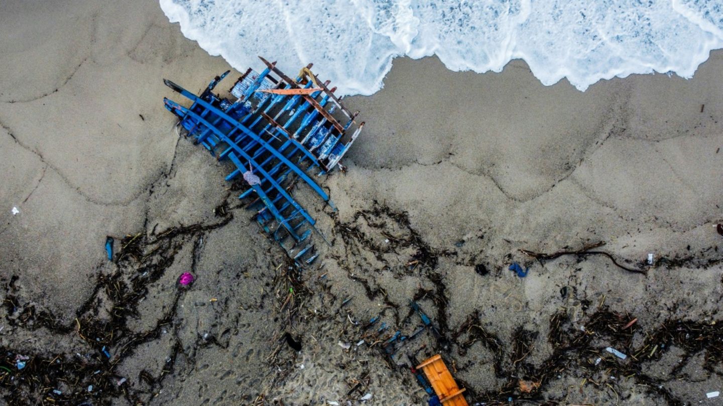 Das Boot stieß gegen Felsen vor der italienischen Küste