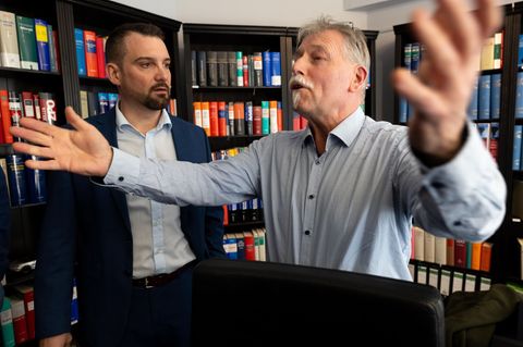 Einer der ersten Kläger ist Joachim Alfred Wagner (r), der sich von Rechtsanwalt Daniel Kuhlmann vertreten lässt. Foto: Dieter M