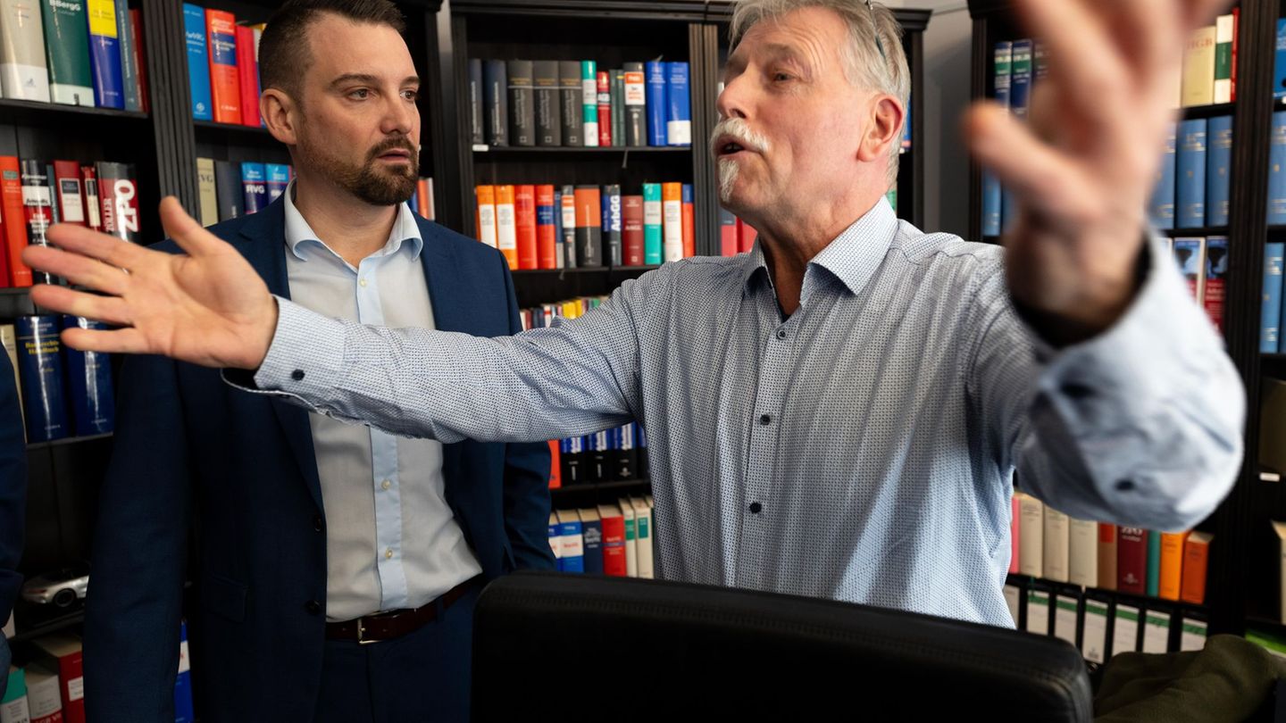 Einer der ersten Kläger ist Joachim Alfred Wagner (r), der sich von Rechtsanwalt Daniel Kuhlmann vertreten lässt. Foto: Dieter M