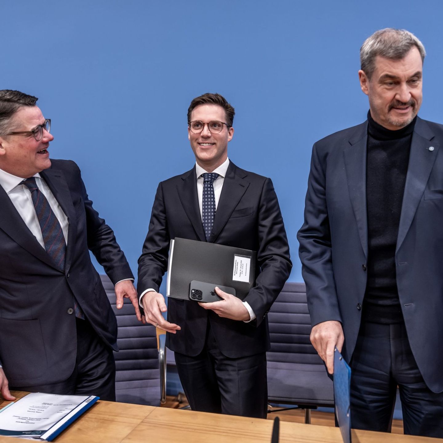 Sie nennen sich "Drei-Löwen-Allianz": Boris Rhein, Manuel Hagel und Markus Söder. Foto: Michael Kappeler/dpa