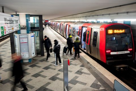 Im U-Bahnhof Wandsbek Markt hat ein 25-Jähriger eine junge Frau mit in den Tod gerissen. Foto: Daniel Bockwoldt/dpa
