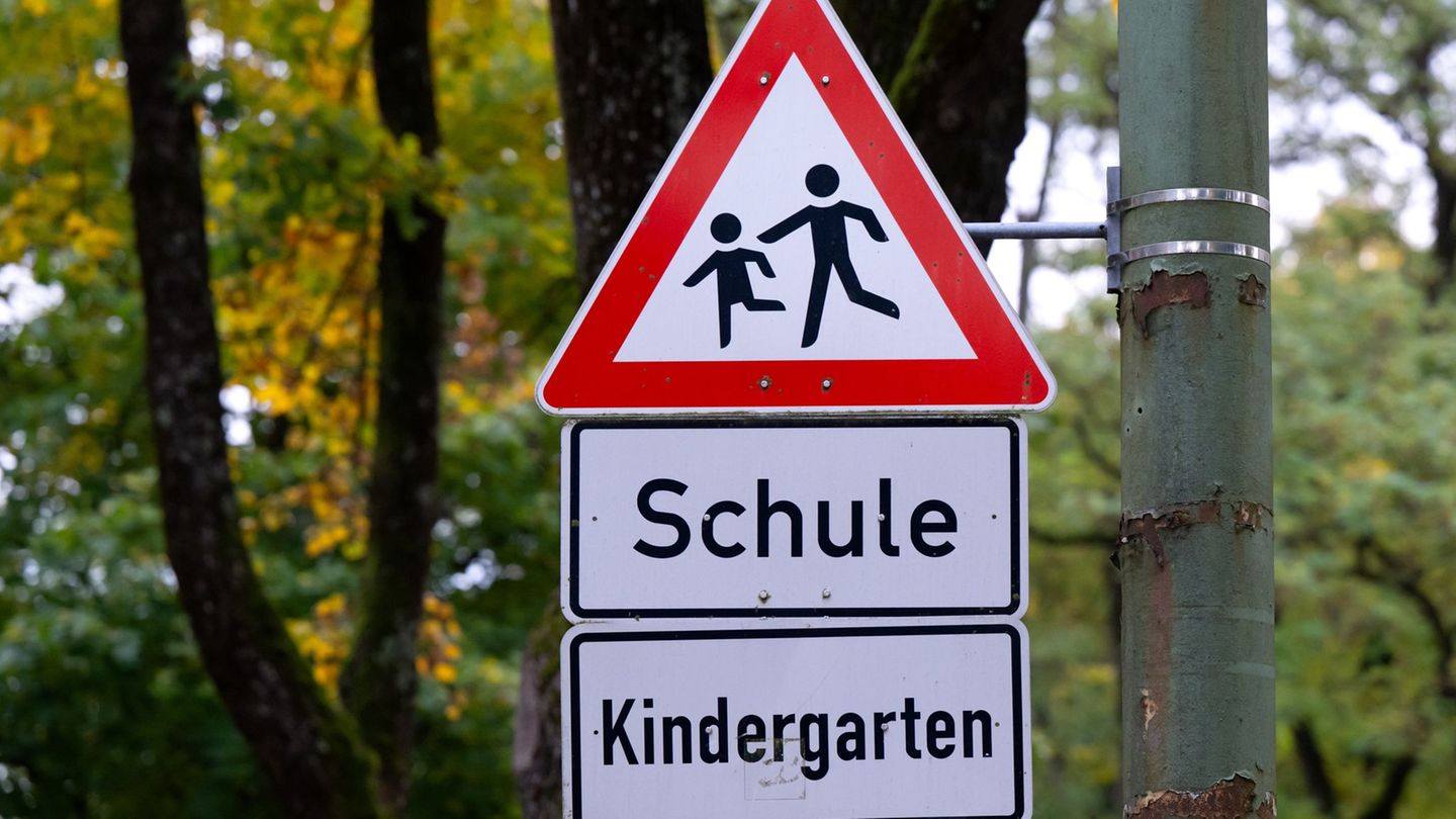 Das Schulministerium in NRW verweist angesichts von angekündigten Warnstreiks im Nahverkehr auf die Schulpflicht. (Symbolbild) F