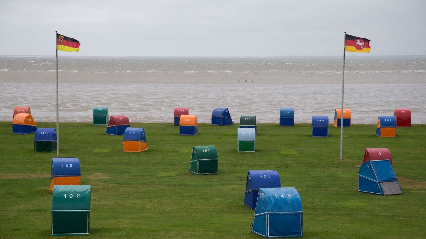 In Otterndorf soll die Strandpromenade für mehrere Millionen saniert werden. (Symbolbild) Foto: Mohssen Assanimoghaddam/dpa