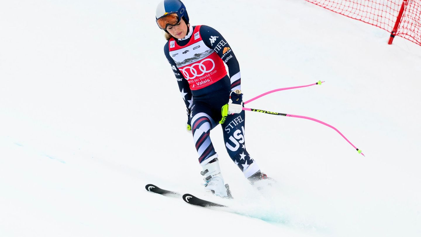 Lindsey Vonn rutscht nach ihrem Sturz in Crans-Montana langsam ins Ziel. Foto: Jean-Christophe Bott/KEYSTONE/dpa