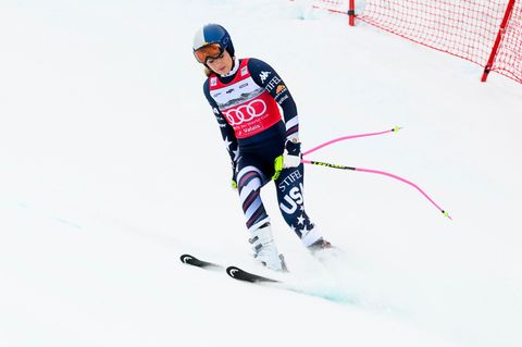 Lindsey Vonn rutscht nach ihrem Sturz in Crans-Montana langsam ins Ziel. Foto: Jean-Christophe Bott/KEYSTONE/dpa