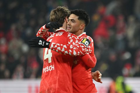 Der Mainzer Nationalspieler Nadiem Amiri (r.) ist wieder bereit für die Startelf. (Archivbild) Foto: Torsten Silz/dpa