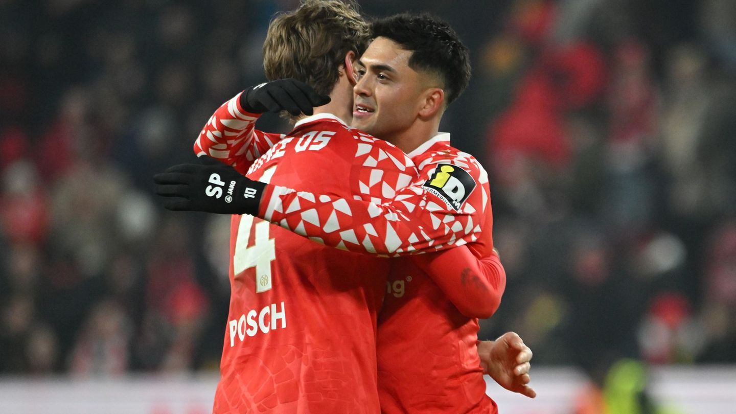 Der Mainzer Nationalspieler Nadiem Amiri (r.) ist wieder bereit für die Startelf. (Archivbild) Foto: Torsten Silz/dpa