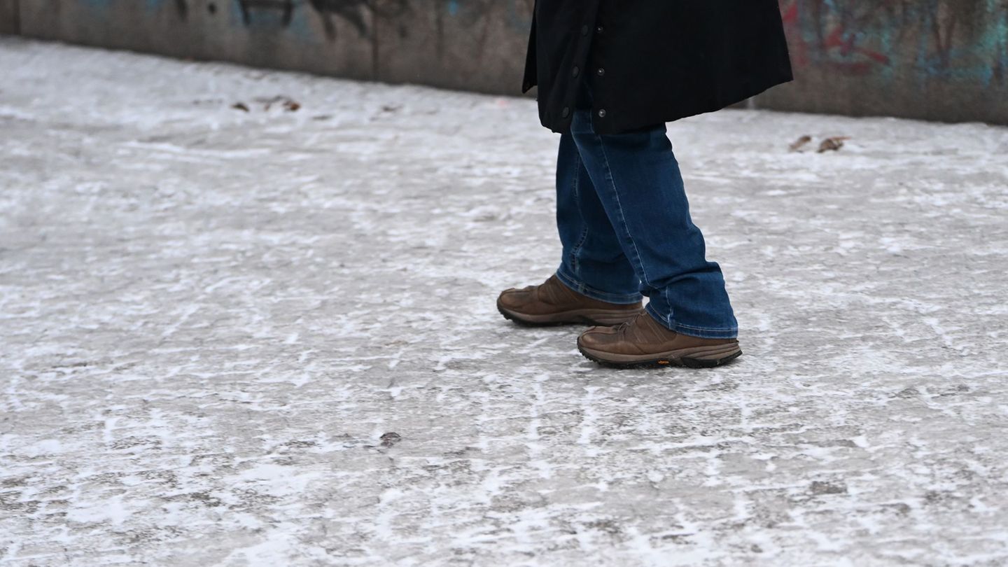Für Fußgänger ist es auf vielen Gehwegen gefährlich. Foto: Markus Lenhardt/dpa
