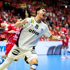 Julian Köster (vorne) bejubelt einen Treffer im Halbfinale der Handball-EM gegen Kroatien