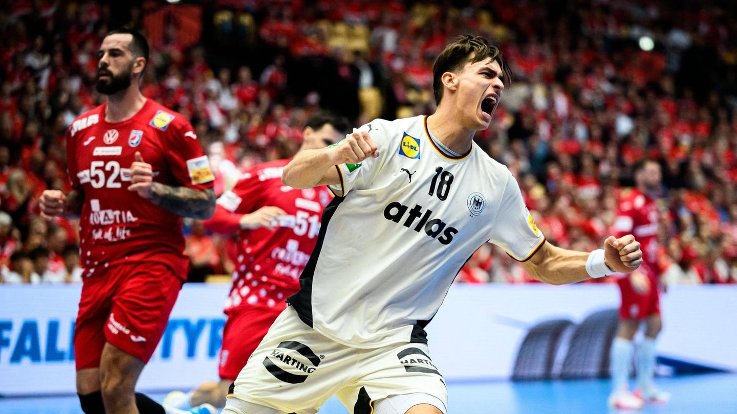 Julian Köster (vorne) bejubelt einen Treffer im Halbfinale der Handball-EM gegen Kroatien