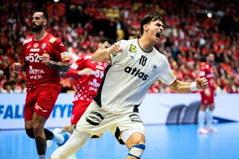 Julian Köster (vorne) bejubelt einen Treffer im Halbfinale der Handball-EM gegen Kroatien
