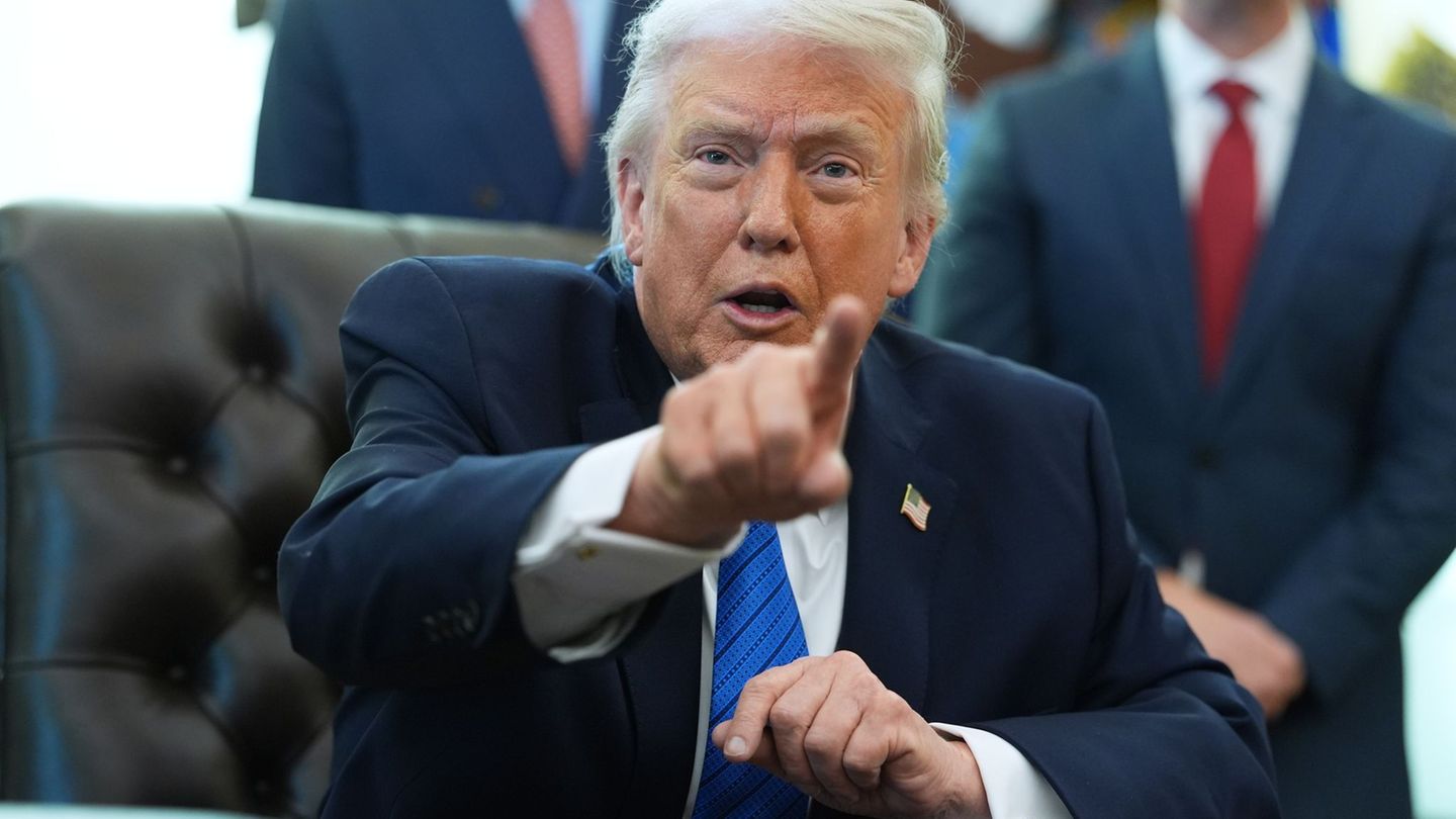 Weitere Kriegsschiffe seien unterwegs in Richtung Iran, sagt US-Präsident Donald Trump. Foto: Evan Vucci/AP/dpa