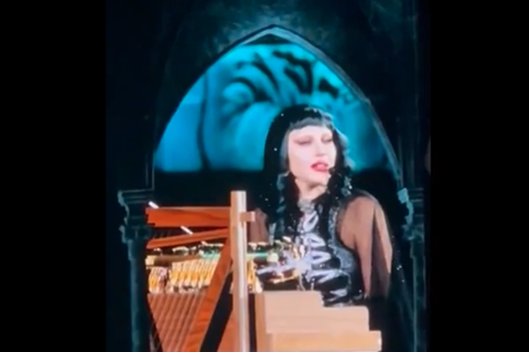 Lady Gaga kritisiert Trump und ICE mit bebender Stimme