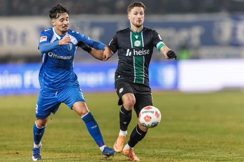 Hannovers Torschütze Enzo Leopold (r) im Zweikampf mit Magdeburgs Laurin Ulrich. Foto: Andreas Gora/dpa