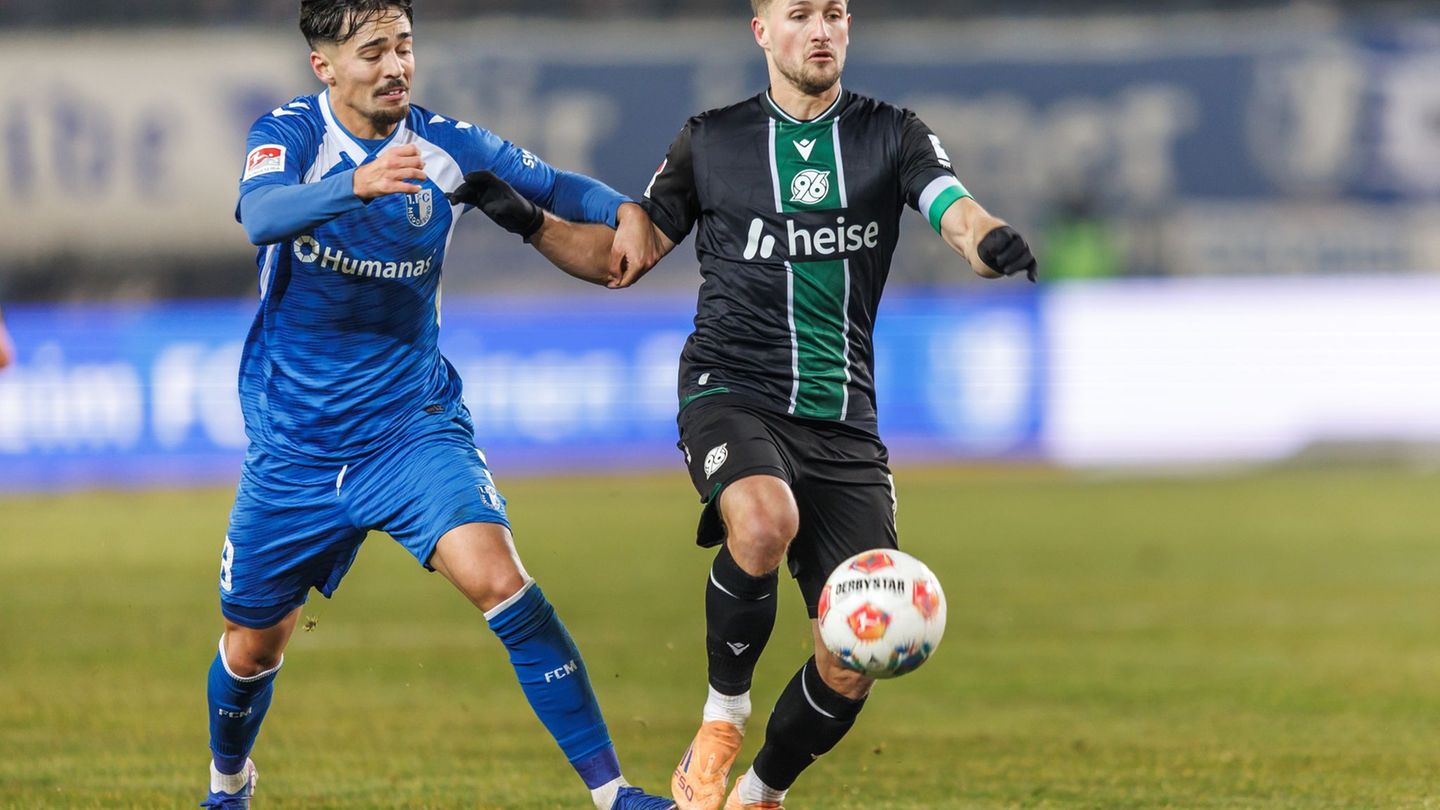 Hannovers Torschütze Enzo Leopold (r) im Zweikampf mit Magdeburgs Laurin Ulrich. Foto: Andreas Gora/dpa