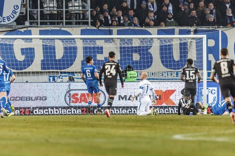 Dominik Reimann (in weiß) kann dem Ball zur Gästeführung nur hinterherschauen Foto: Andreas Gora/dpa