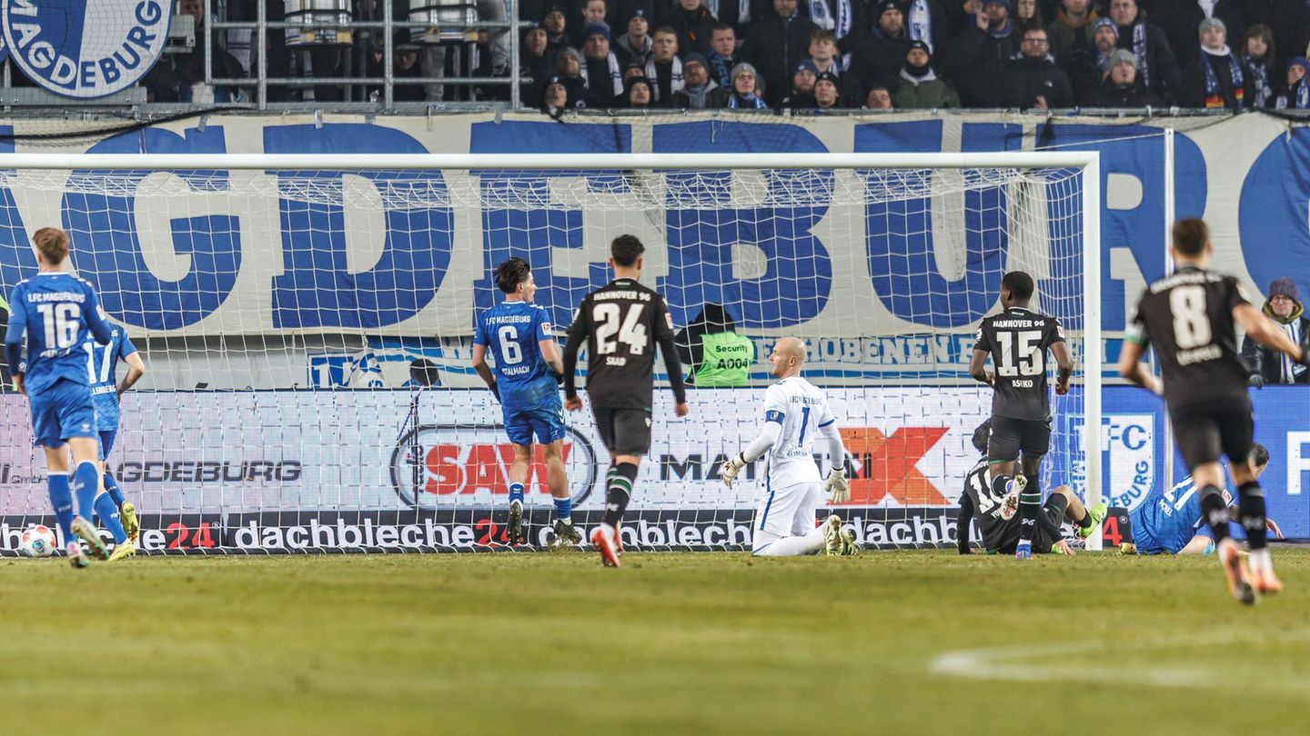 Dominik Reimann (in weiß) kann dem Ball zur Gästeführung nur hinterherschauen Foto: Andreas Gora/dpa