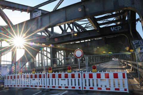 Die Hamburger Wirtschaftsbehörde hat den Abbau der beschädigten Freihafenelbbrücke angekündigt. (Archivbild) Foto: Christian Cha