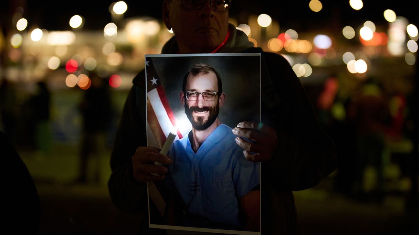 Alex Pretti wurde durch Schüsse von Bundesbeamten getötet. (Archivbild) Foto: John Locher/AP/dpa