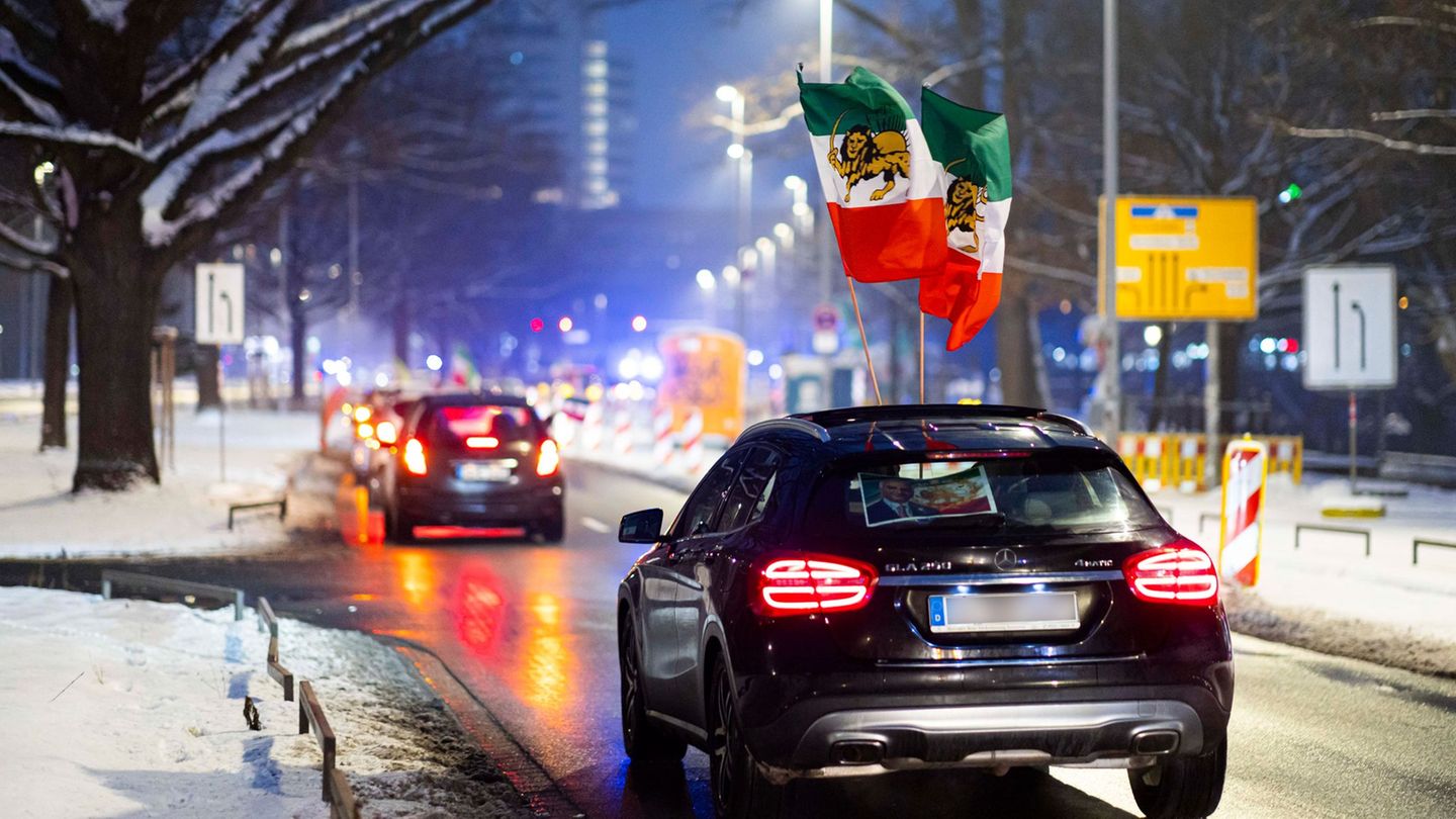 Proteste gegen die iranische Regierung gibt es derzeit regelmäßig und bundesweit. Foto: Michael Matthey/dpa