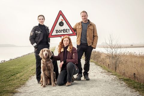 Hannah Wagner (Jana Klinge, links), Jule Christiansen (Marleen Lohse) und Hauke Jacobs (Hinnerk Schönemann) bekommen es im neuen Fall mit viel Zündstoff zu tun.