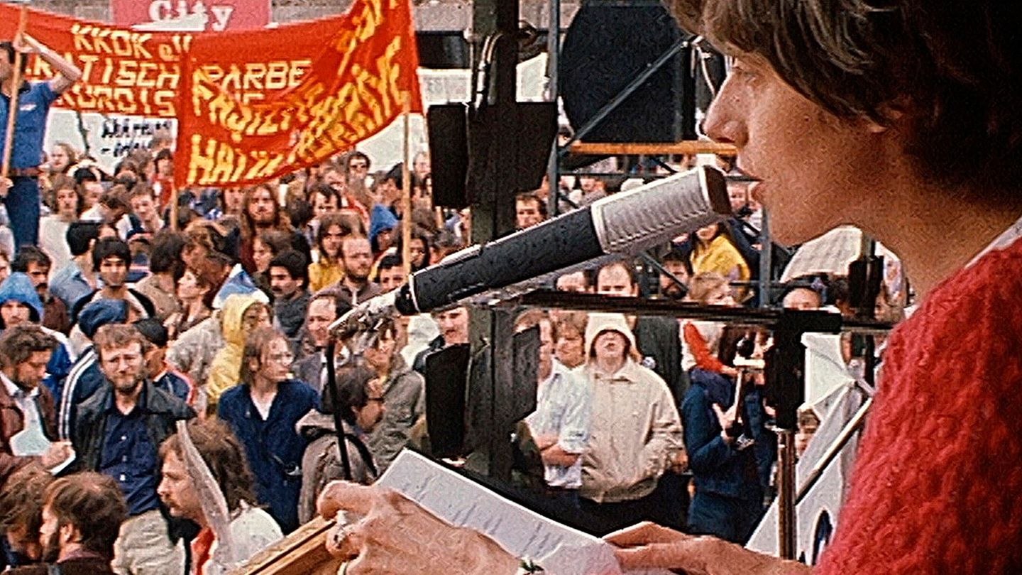 Sie konnte Massen begeistern: Petra Kelly spricht auf einer Demo gegen Nachrüstung.