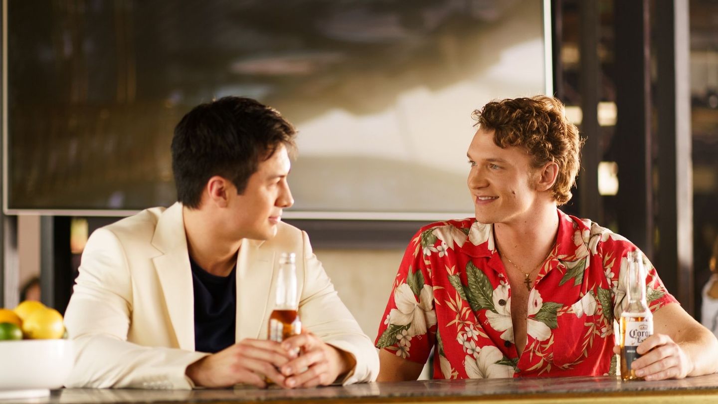 Auf dem Eis sind sie Konkurrenten, aber hinter verschlossenen Türen kommen Shane Hollander (Hudson Williams, links) und Ilya Rozanov (Connor Storrie) sich bald näher.