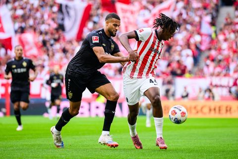Josha Vagnoman und der VfB Stuttgart empfangen den SC Freiburg mit Johan Manzambi Foto: Tom Weller/dpa