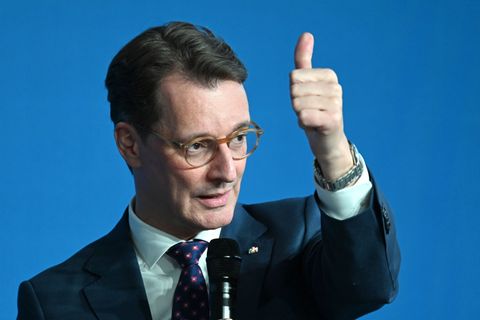 NRW-Ministerpräsident Hendrik Wüst war wie nun sein neuer sachsen-anhaltischer Amtskollege Sven Schulze verfrüht zum Ministerprä