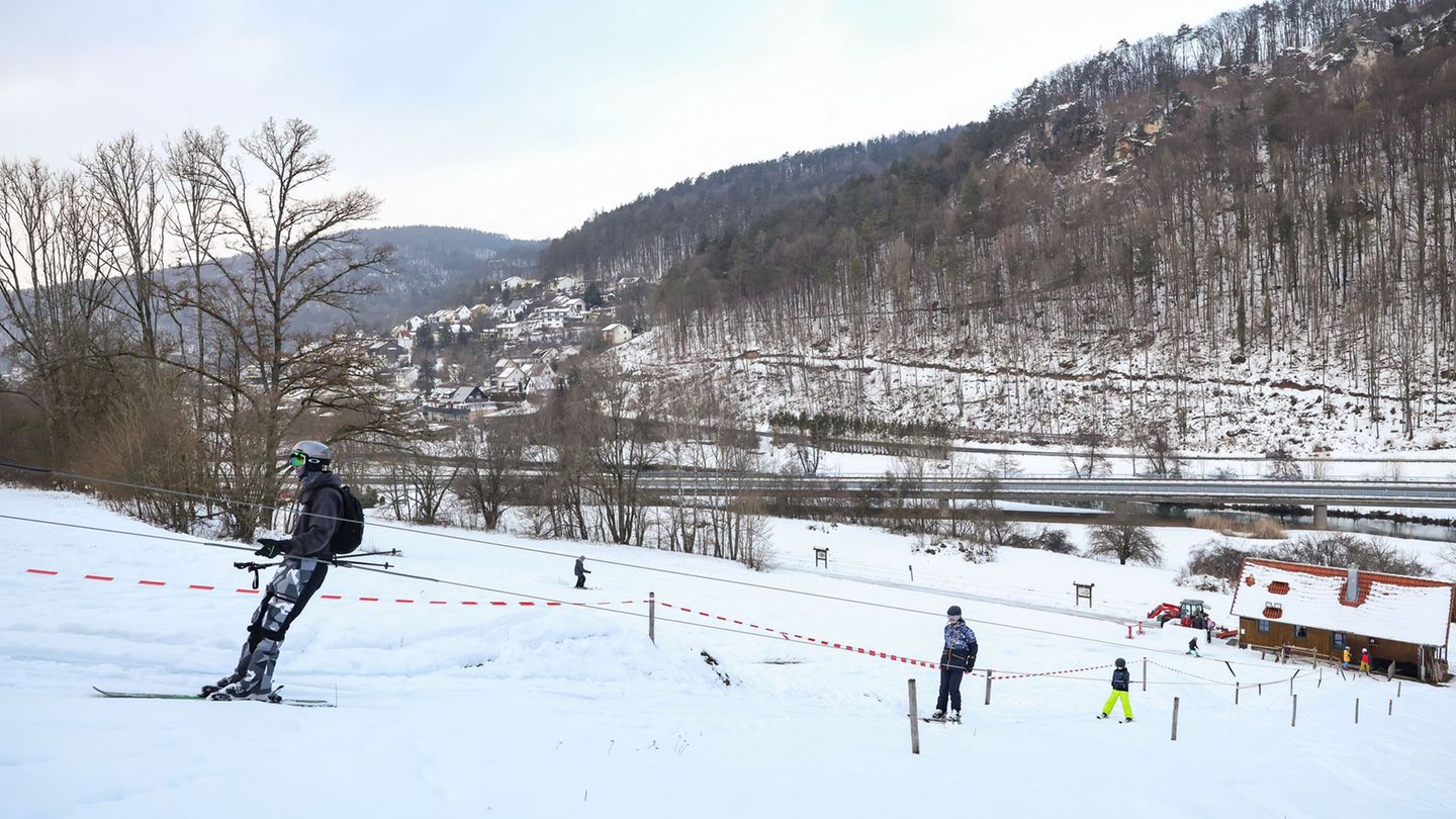 Der Lift in Wiesenttal im Landkreis Forchheim kann nun in diesem Jahr wieder laufen. Foto: Daniel Löb/dpa