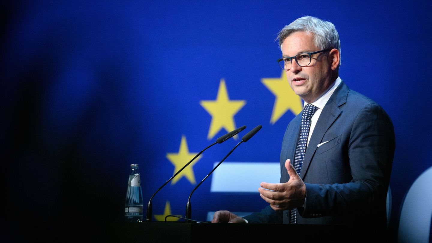 EU-Migrationskommissar Magnus Brunner setzt sich für die Abschiebung von Straftätern nach Syrien ein. (Archivbild) Foto: Bernd v