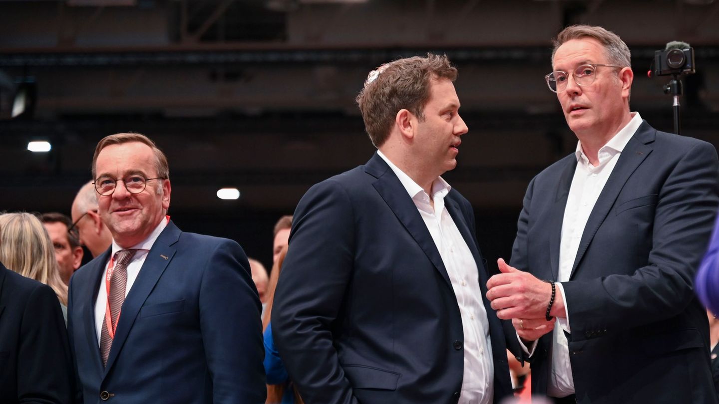 Boris Pistorius (l) und Alexander Schweitzer (r) zusammen mit Lars Klingbeil (M) beim SPD-Bundesparteitag 2025. (Archivbild) Fot