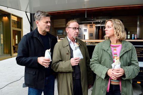 Harald Neuhauser (l, Marcus Mittermeier), Ludwig Schaller (Alexander Held) und Angelika Flierl (Bernadette Heerwagen) stehen vor