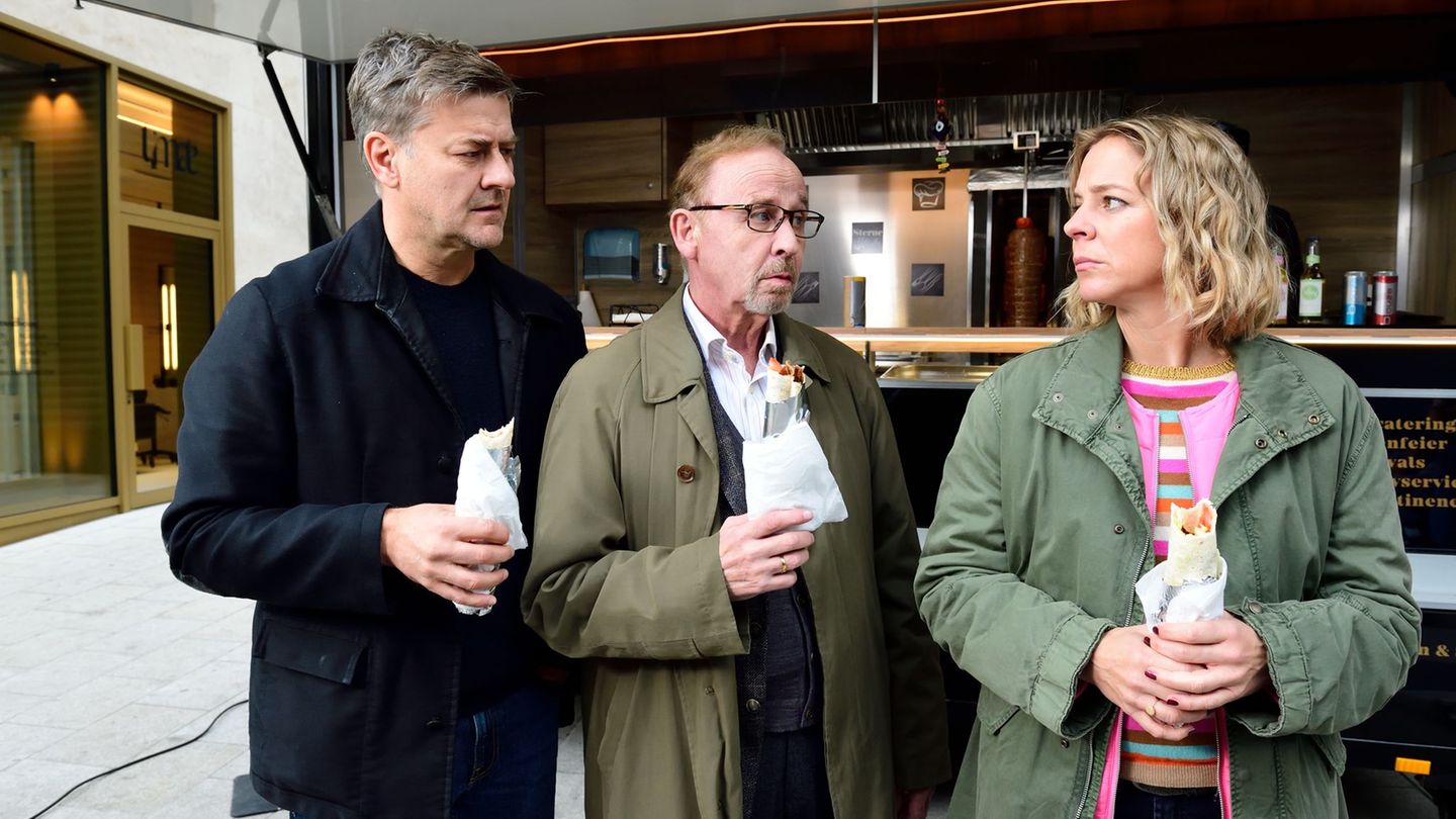 Harald Neuhauser (l, Marcus Mittermeier), Ludwig Schaller (Alexander Held) und Angelika Flierl (Bernadette Heerwagen) stehen vor