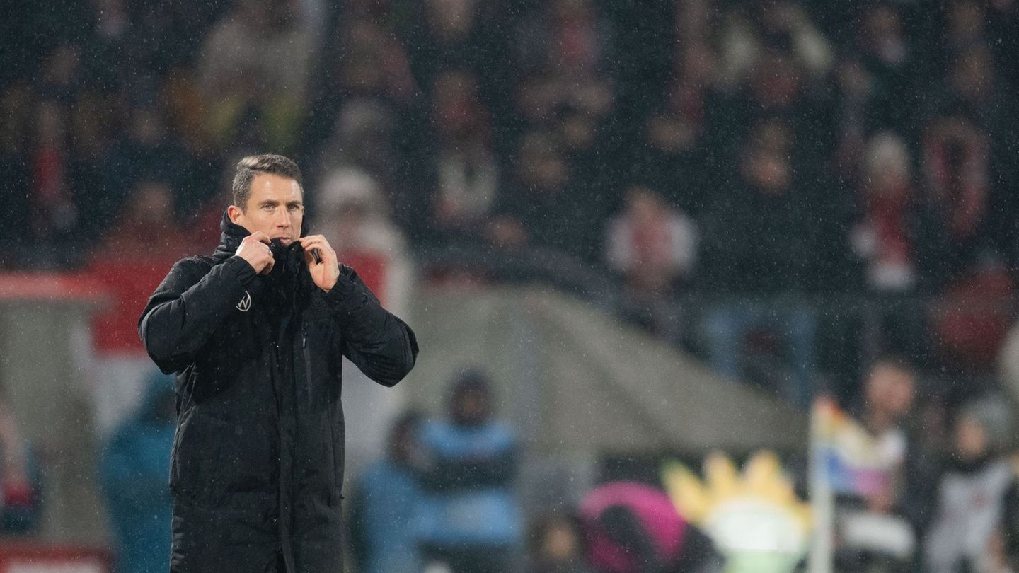 Nach der 0:1-Niederlage in Köln enttäuscht: Wolfsburgs Coach Daniel Bauer (r). Foto: Marius Becker/dpa