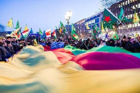 Wie auf diesem Foto von vor rund einer Woche werden am Samstag nach Angaben der Polizei wieder viele Menschen an einer pro-kurdi