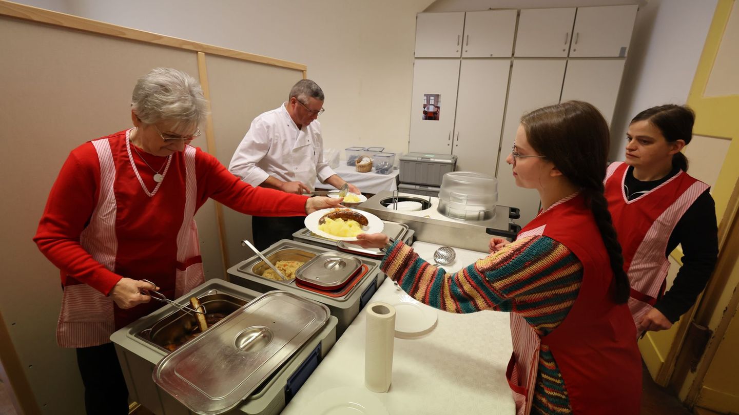Im "Restaurant des Herzens" in Erfurt endet die Saison 2025/26. (Archivbild) Foto: Bodo Schackow/dpa