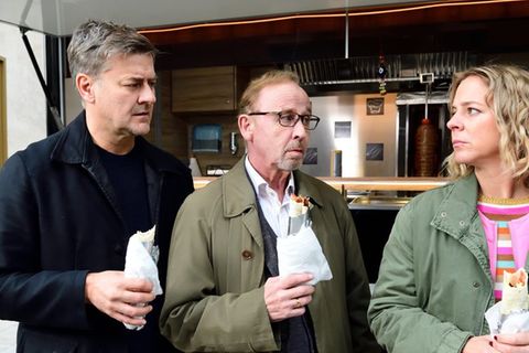 "München Mord: Im Zweifel für den Zweifel": Harald Neuhauser (Marcus Mittermeier, r.), Ludwig Schaller (Alexander Held, M.) un