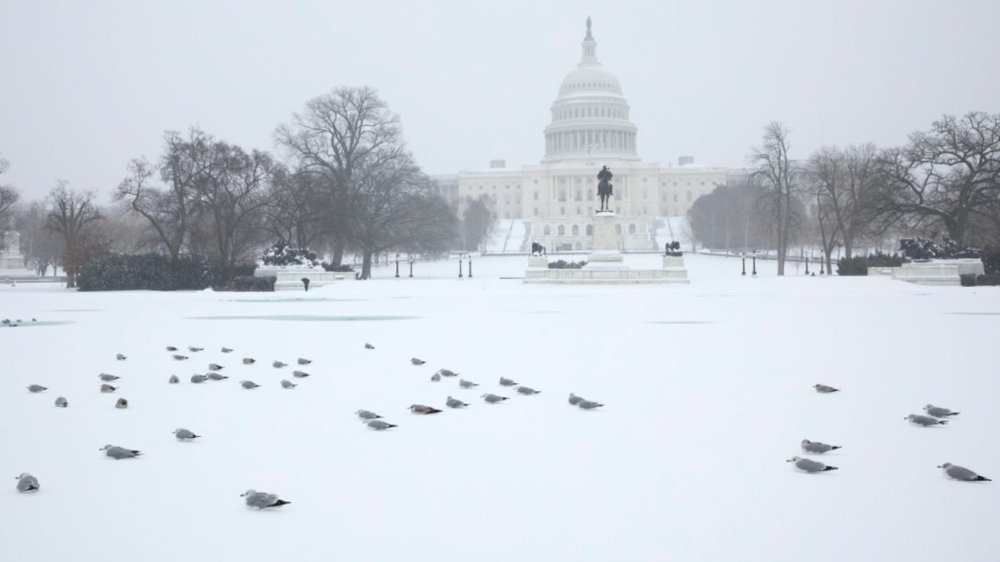 Das verschneite Weiße Haus in Washington