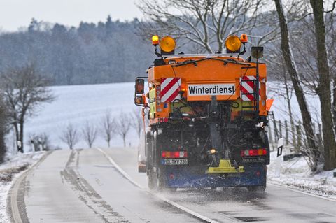 Glatte Straßen müssen gestreut werden. Der Landesbetrieb Straßenwesen Brandenburg ist für den Winterdienst auf Bundes- und Lands