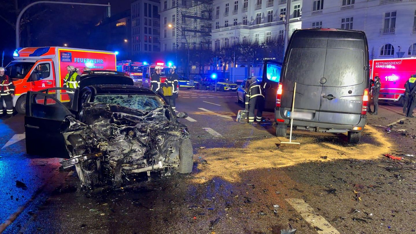 Die Unfallstelle an der Kennedybrücke. Bei einer Verfolgungsjagd durch die Hamburger Innenstadt kam es zu dem Unfall. Foto: Fabi