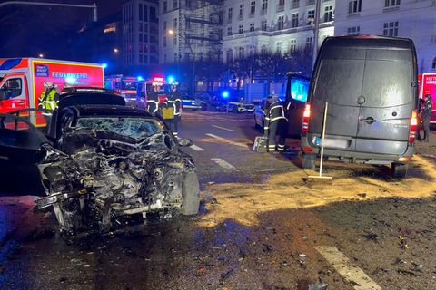 Die Unfallstelle an der Kennedybrücke. Bei einer Verfolgungsjagd durch die Hamburger Innenstadt kam es zu dem Unfall. Foto: Fabi