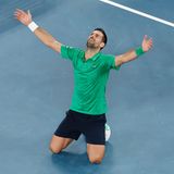 Tennisspieler Djokovic mit beiden Knien und ausgestreckten Armen am Boden