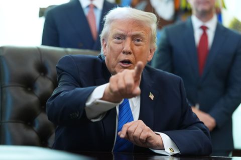 Weitere Kriegsschiffe seien unterwegs in Richtung Iran, sagt US-Präsident Donald Trump. Foto: Evan Vucci/AP/dpa