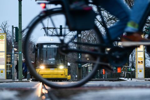 Bereits seit Tagen kommt es aufgrund der Witterung zu erheblichen Einschränkungen im Tramverkehr. (Archivbild) Foto: Sebastian G