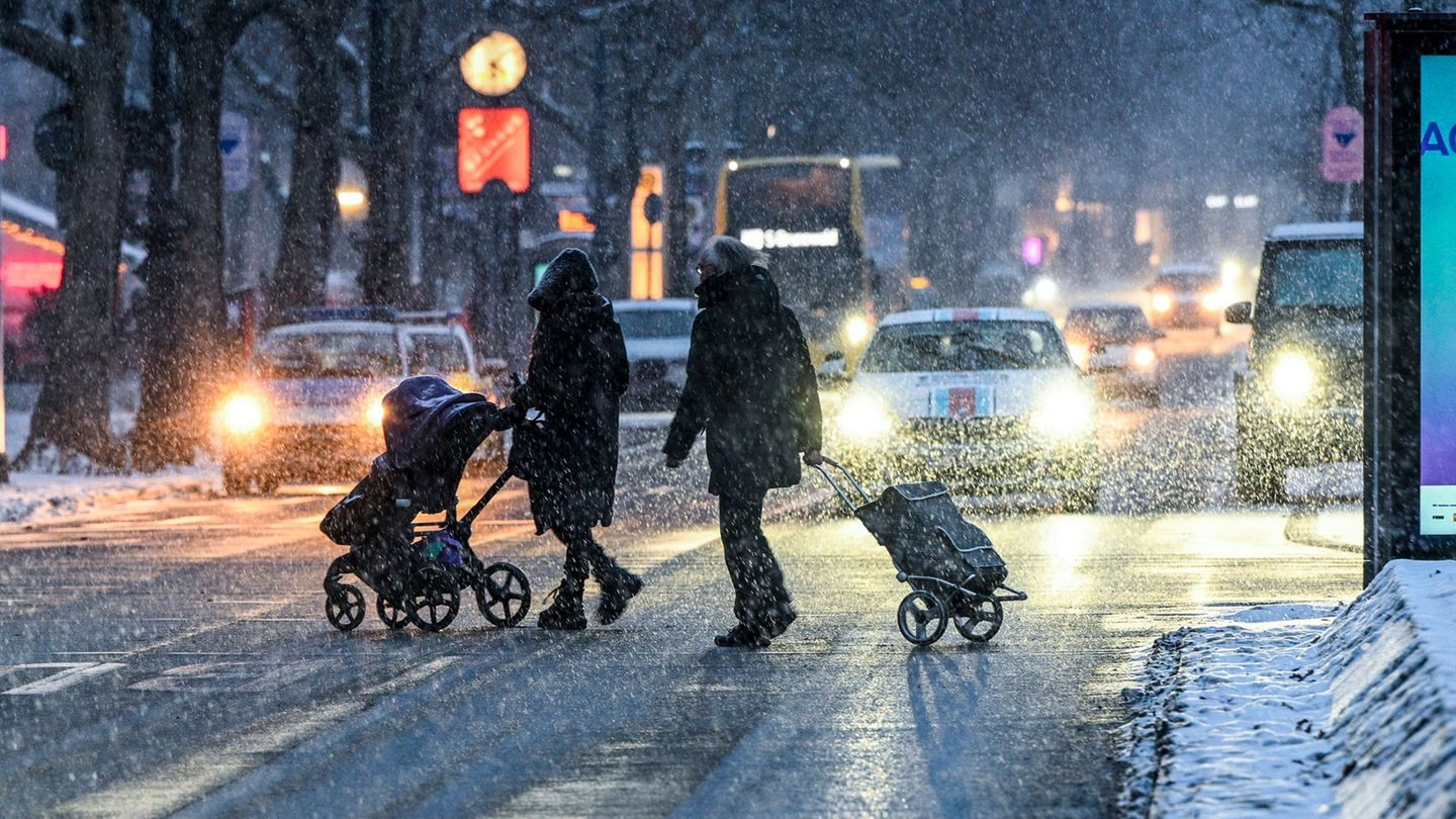 Fußgänger sind bei Glatteis oft besonders gefährdet. (Archivfoto) Foto: Jens Kalaene/dpa