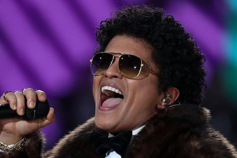 Bruno Mars tritt bei den Grammys auf.