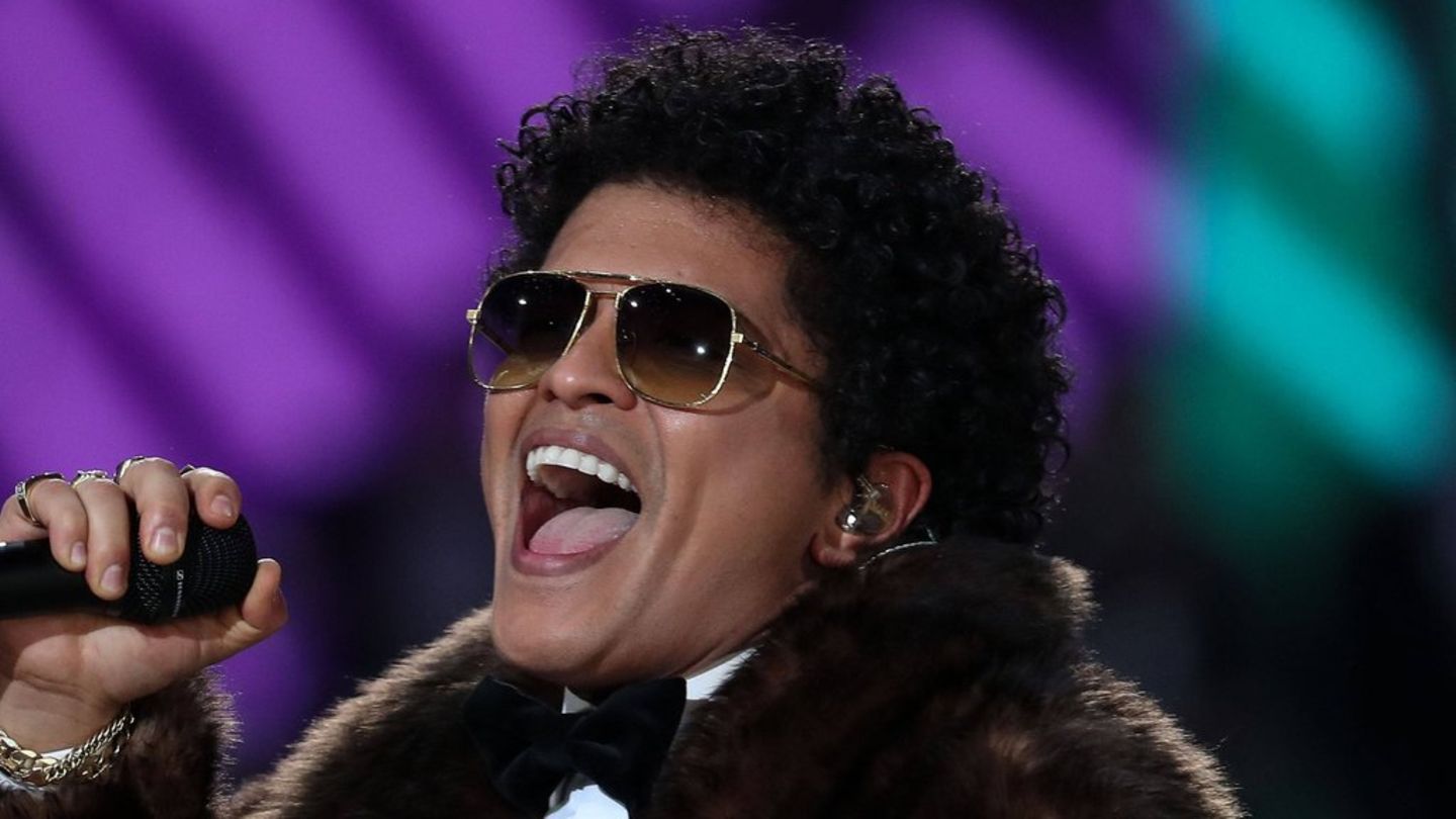 Bruno Mars tritt bei den Grammys auf.